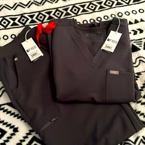 Women’s FIGS scrub set charcoal LargeReg/Large NWT ( last set)